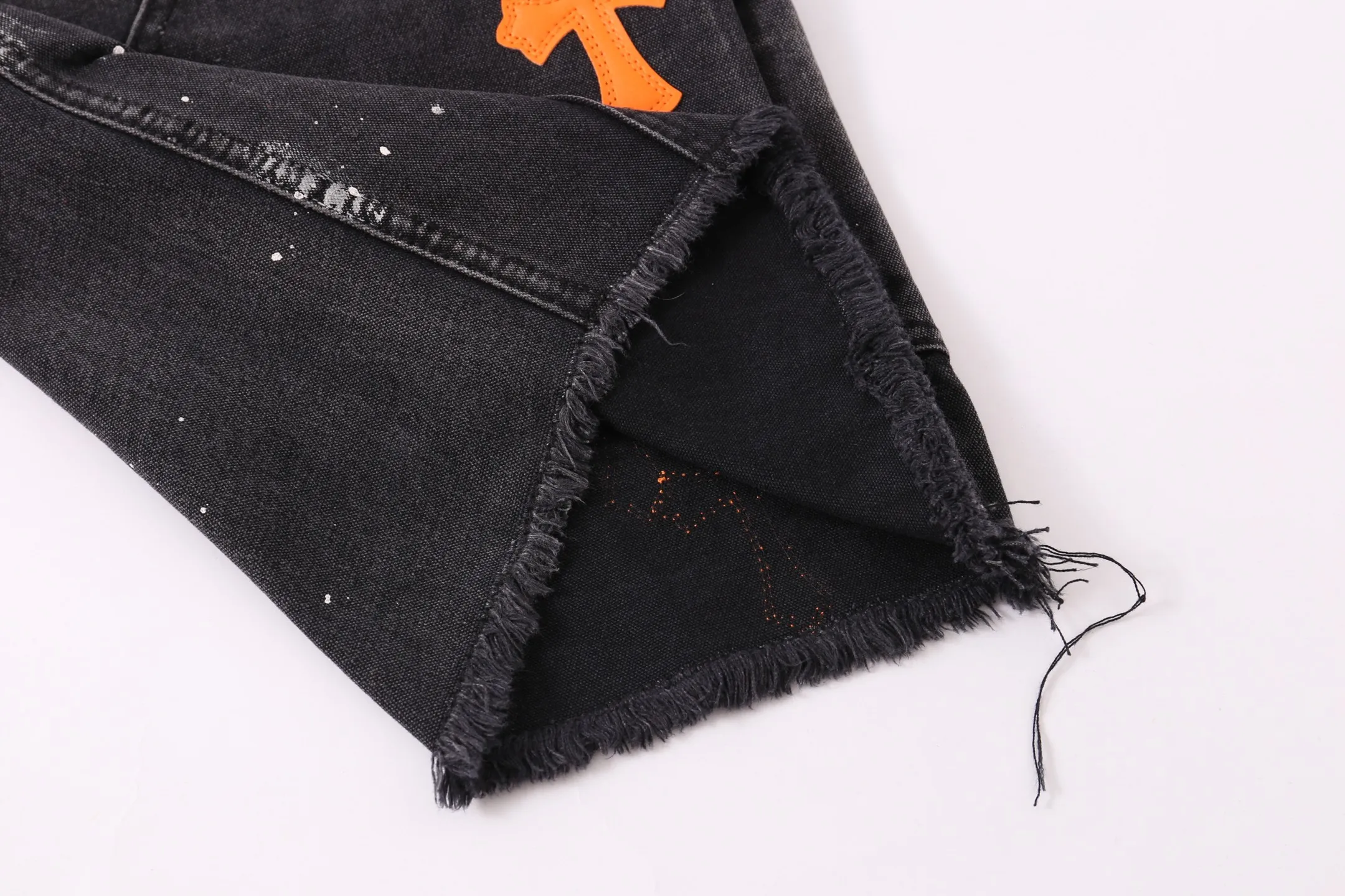 P240 Style No.: H893 GALLERY DEPT. & 𝐂𝐡𝐫𝐨𝐦𝐞 𝐇𝐞𝐚𝐫𝐭 Croxin co-branded ss25 wood splash ink hand-painted stitching multi-pocket micro-flared denim shorts. Styles with different washed textures are very friendly to people with thin legs. The micro-flared version perfectly modifies the leg shape. The timeless and moderate length makes it easy to match and match. It is the basis for various styles and is a must-have in your wardrobe! The fabric is stiff but also makes the upper body soft without losing texture. The washing process is even more perfect. It is a must-have item for everyone! ! ! Washed wheat, hang tag, pants label, three labels complete Color: black Size: 28-30-32-34-36